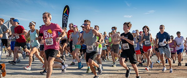 runners racing on the beach for Turtle 5k